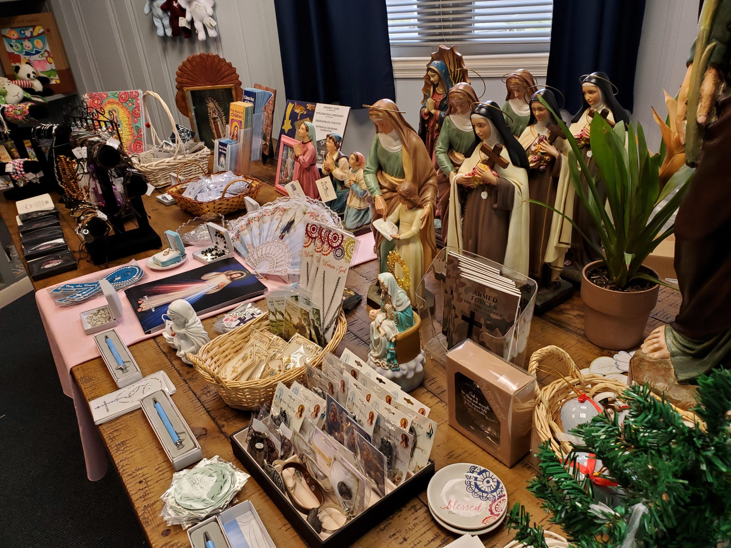 Gift Shop/ Tienda de regalos Queen of Apostles Catholic Church